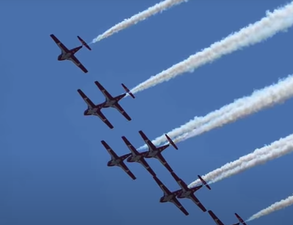 Pad aviona kanadske vojne akrobatske grupe: Poginula jedna osoba, pilot iskočio (VIDEO)